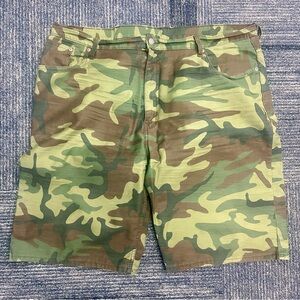 Levi’s Camo Shorts, knee length (44 Waist) preloved